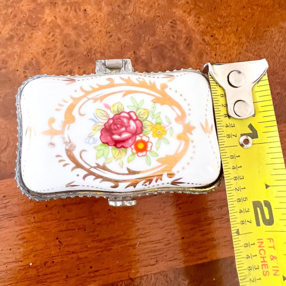 Porcelanas LF Vintage Trinket Box Victorian Porcelain Cameo Enamel Metal Flowers - Picture 10 of 12